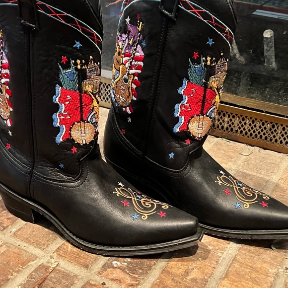 Embroidered boots - Picture 2 of 3